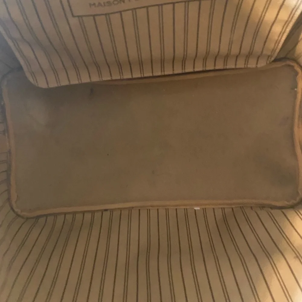 Louis Vuitton - Picture 3 of 5